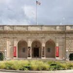 A building with arches and columns in front of it.
